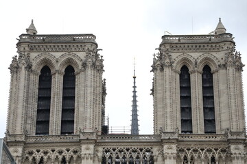 Cath&eacute;drale Notre-Dame de Paris : Fa&ccedil;ade Gothique Ouest et Reconstruction Post-Incendie