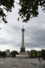 Le Génie de la Liberté sur la Colonne de Juillet : Place de la Bastille sous la Pluie à Paris

