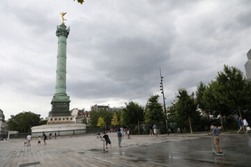 Le Génie de la Liberté sur la Colonne de Juillet : Place de la Bastille sous la Pluie à Paris


