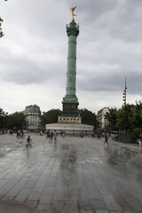 Le Génie de la Liberté sur la Colonne de Juillet : Place de la Bastille sous la Pluie à Paris

