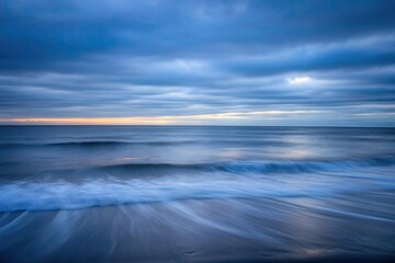 Obraz premium Gentle ocean waves create a serene and calming scene.