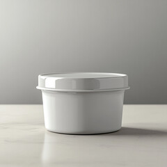  un envase de alimentos en blanco sobre una mesa de color neutro