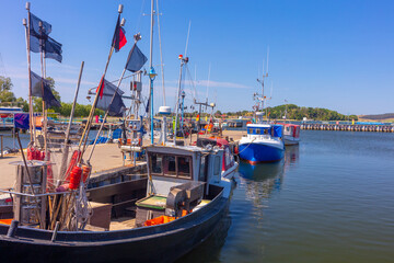 Insel R&uuml;gen: M&ouml;nchgut | Fischereihafen Thiessow Mecklenburg Vorpommern klassische Fischerboote im Hafen K&uuml;stenfischerei private Fischer Fischkutter Reusen Stellnetze Fischwirtschaft