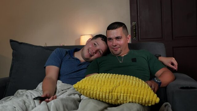 Video of LGTBQ cuople watching tv