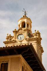 Fototapeta premium Horloge d'une vieille église dans la vieille ville de Alcudia 