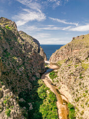 Vue aérienne de la mer bleue et de la côte, île et plage