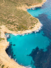 Vue aérienne de la mer bleue et de la côte, île et plage