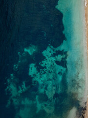 Vue aérienne de la mer bleue et de la côte, île et plage