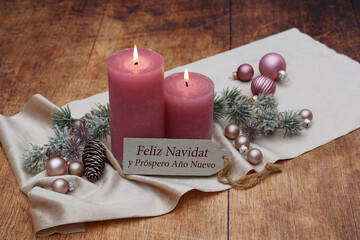 Feliz Navidad y próspero año nuevo. Saludos de Navidad y Año Nuevo con velas rosas y adornos...
