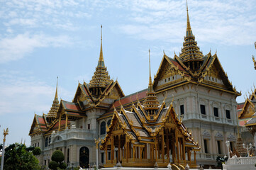 Fototapeta premium white Buddhist temple with carved golden roof, Bangkok