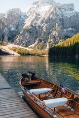 Obraz premium A boat for a couple in love is beautifully decorated on a beautiful lake