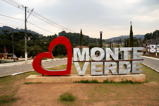 Sign at the entrance to the city of Monte Verde with the name of the city written on it, Monte Verde