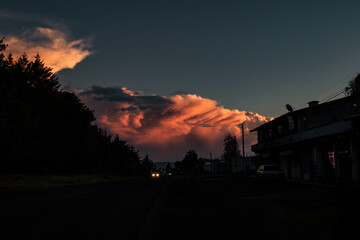 atardecer en carretera
