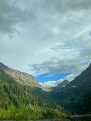 Naklejka premium Scenic views across Glacier National Park, featuring rugged mountains, alpine lakes, and pristine wilderness.