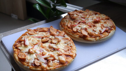 pizza with ham and cheese