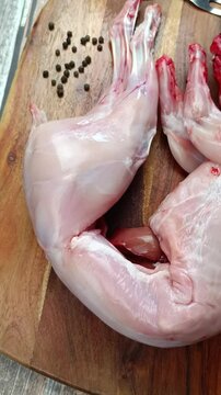 lapin entier, pr&ecirc;t &agrave; cuisiner, sur une planche &agrave; d&eacute;couper