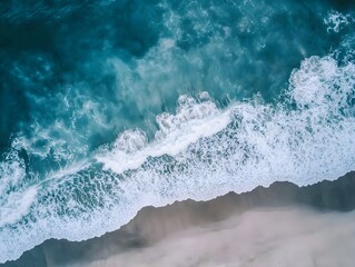 Obraz premium Waves at beach seen from above