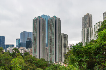 Obraz premium Apartment blocks of Hong Kong Island and East Kowloon at cloudy misty weather, Hong Kong