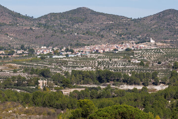 Paisaje con la población de Beniarrés y sus montañas, España