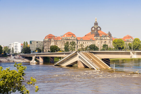 Eingest&uuml;rzte Carolabr&uuml;cke in Dresden