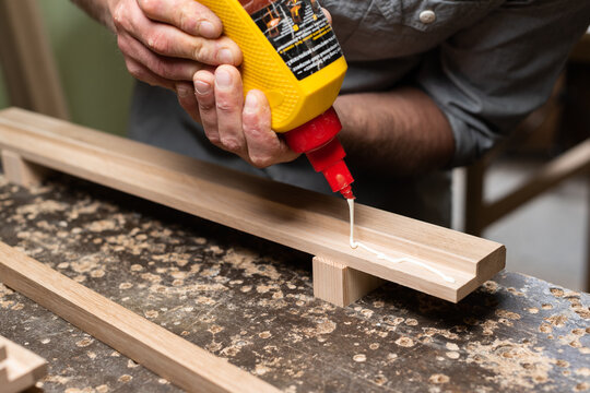 Joiner apply joiner's glue to the oak panel