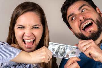 Fototapeta premium Pareja peleando y discutiendo por dinero. Concepto de divorcio y separación de bienes