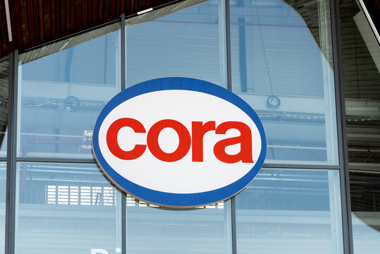 Enseigne d'un hypermarch&eacute; Cora. Rachat par Carrefour au 1er Octobre 2024.