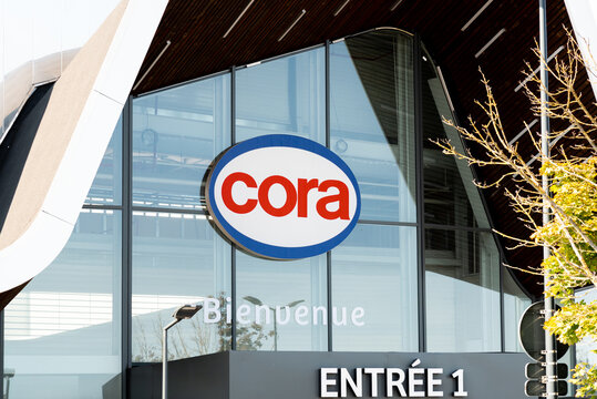 Enseigne d'un hypermarch&eacute; Cora. Rachat par Carrefour au 1er Octobre 2024.