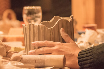 haciendo cerámica manual con barro