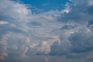 穏やかな青空に広がる雲の風景