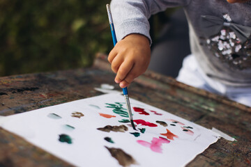 Obraz premium Kids drawing at plein air, group class of talented children with painting easel and wooden canvas during lesson of watercolor painting outdoors, drawing class for young teen artists in art school