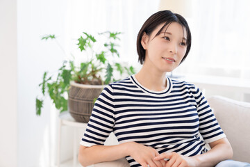 部屋でリラックスする女性