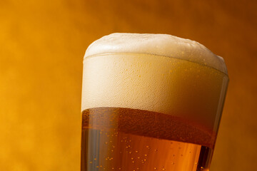 美味しいビールを飲む