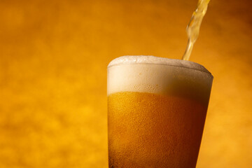 美味しいビールを飲む