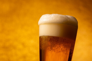 美味しいビールを飲む