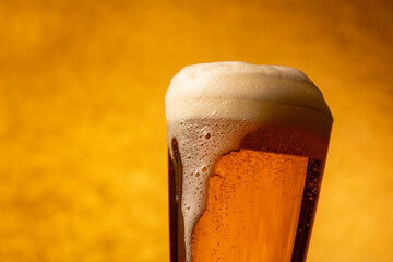 美味しいビールを飲む