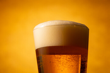 美味しいビールを飲む