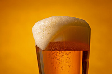 美味しいビールを飲む