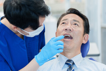 歯科医師の診断を受ける患者