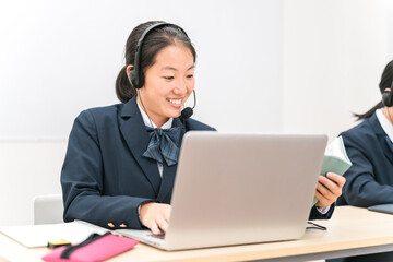 パソコンを使って勉強する制服姿の小学生・中学生・高校生の子供（ICT教育・授業・生徒）
