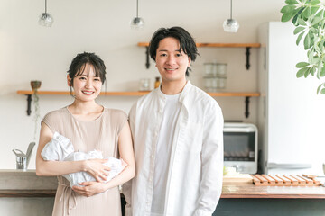 Obraz premium 赤ちゃんと若い日本人夫婦・幸せな結婚生活・新婚 
