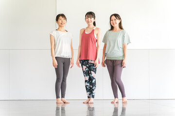 Fototapeta premium スポーツジムでスポーツウェアを着てトレーニングする女性達 