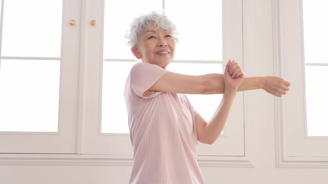 腕をストレッチする高齢者の女性
