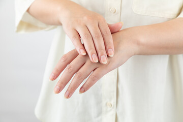 手のケアをする女性01