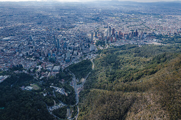 Vista aérea de los cerros de Monserrate y Guadalupe que rodean la ciudad de Bogotá. 