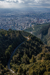 Vista aérea de los cerros de Monserrate y Guadalupe que rodean la ciudad de Bogotá. 