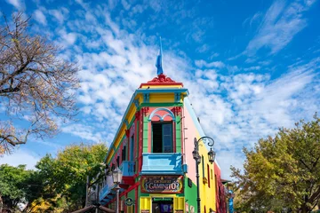 Gordijnen Vibrantly painted houses in Caminito, La Boca neighborhood of Buenos Aires, showcasing the area's rich cultural and artistic heritage. © Itza