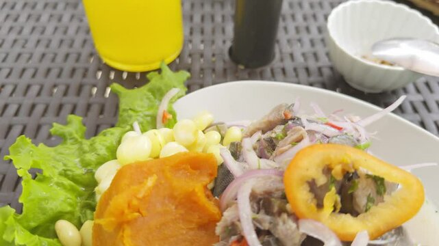 video 4k de ceviche de caballa, comida peruana, 