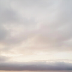 Obraz premium Softly textured clouds in a pastel sky at dawn, creating a calm and tranquil atmosphere