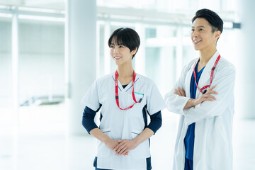 病院で働く医療スタッフ